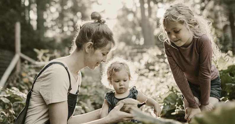 Famille se re-connectant au vivant