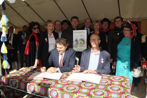 Signature du premier jumelage entre Saint-Fraimbault et Paris 18ème en octobre 2019 (source : Campacity)