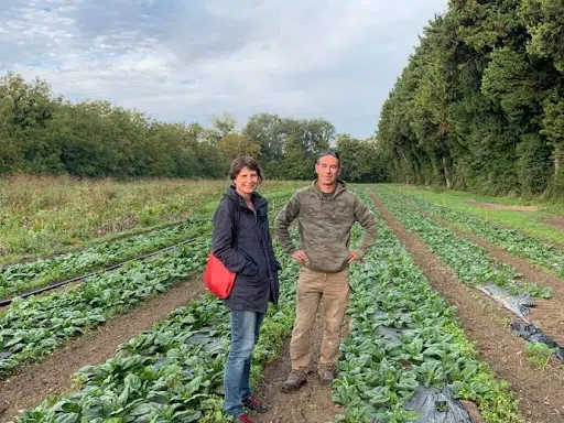 Charlotte Trossat et un agriculteur partenaire