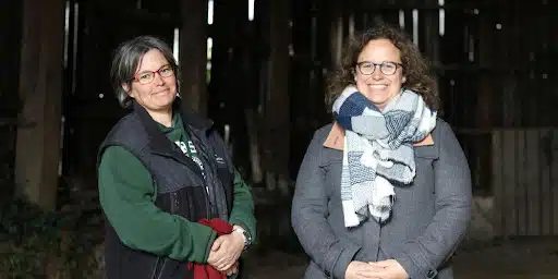 Marie Brunel, maraîchère et membre de l’ESS LA NOMALI, et Marina Galman, directrice de l’association de la ferme de Carbouey