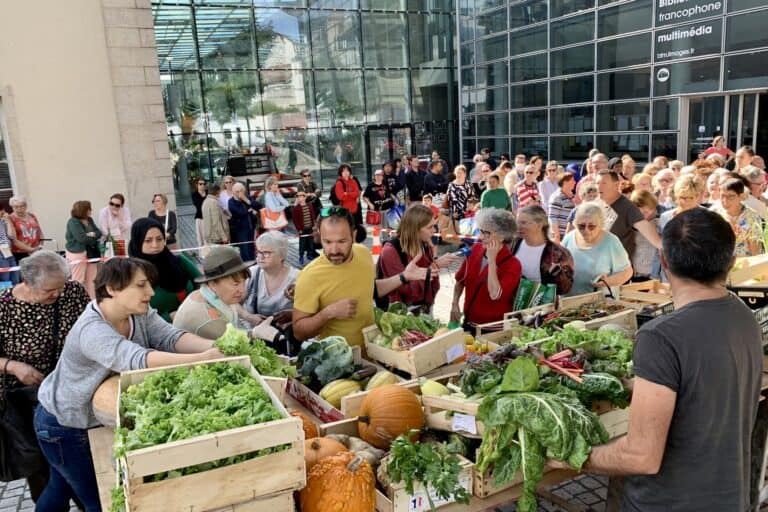 Distribution gratuite de légumes place Aimé Césaire, devant la bibliothèque municipale. Source : Ville de Limoges
