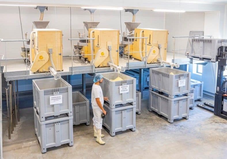 Les fameux moulins Astrié : un débit qui ne dépasse pas 60 kg/h pour une farine d’exception. Source : Écolience