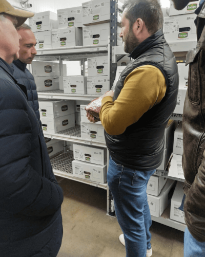 Explications d’Antoine Pulcini dans les lignes de rangement de son entrepôt